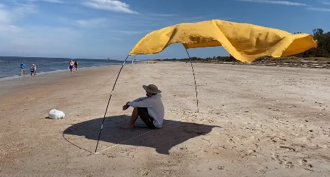 Beach sun shelter